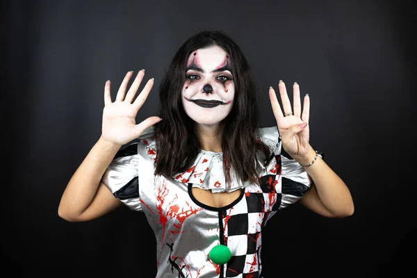 Vrouw Een Halloween Clown Kostuum Geïsoleerde Zwarte Achtergrond Tonen Wijzen — Stockfoto