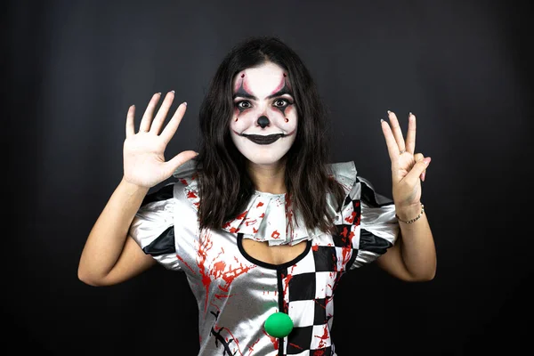 Mujer Disfraz Payaso Halloween Sobre Fondo Negro Aislado Mostrando Apuntando — Foto de Stock