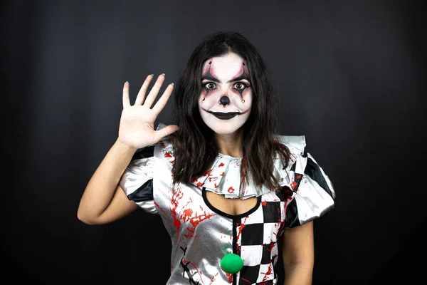 Vrouw Een Halloween Clown Kostuum Geïsoleerde Zwarte Achtergrond Tonen Wijzen — Stockfoto