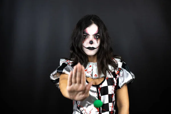 Kvinna Halloween Clown Kostym Över Isolerad Svart Bakgrund Allvarlig Och — Stockfoto