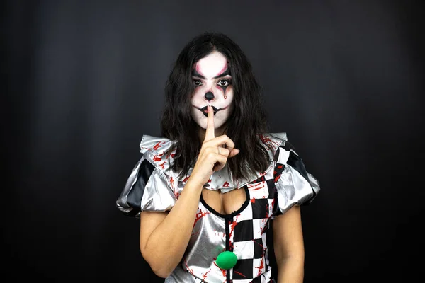 Mujer Disfraz Payaso Halloween Sobre Fondo Negro Aislado Pidiendo Estar — Foto de Stock