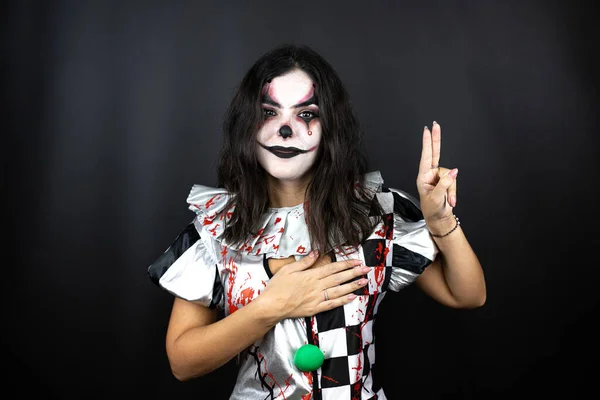 Mujer Disfraz Payaso Halloween Sobre Fondo Negro Aislado Sonriendo Jurando — Foto de Stock