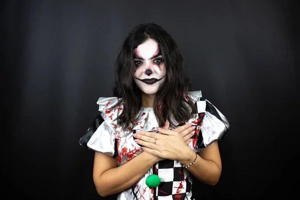 Mujer Disfraz Payaso Halloween Sobre Fondo Negro Aislado Sonriendo Con — Foto de Stock