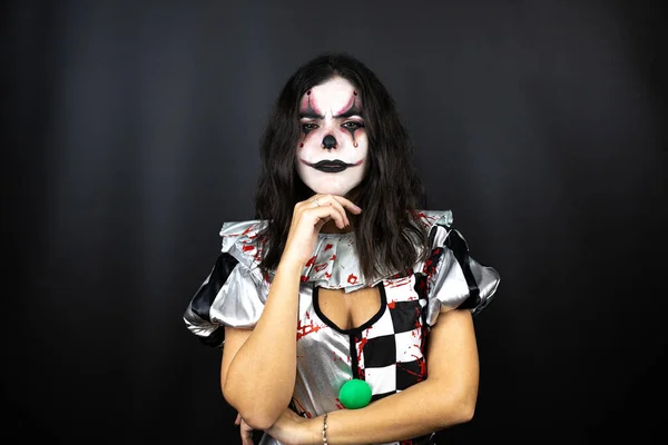 Mujer Disfraz Payaso Halloween Sobre Fondo Negro Aislado Pensando Que — Foto de Stock