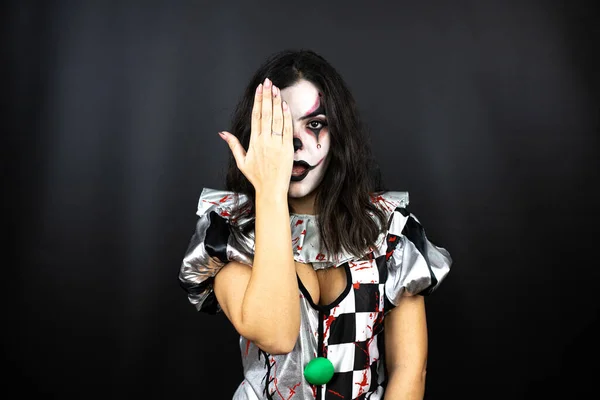 Kvinna Halloween Clown Kostym Över Isolerad Svart Bakgrund Täcker Ett — Stockfoto