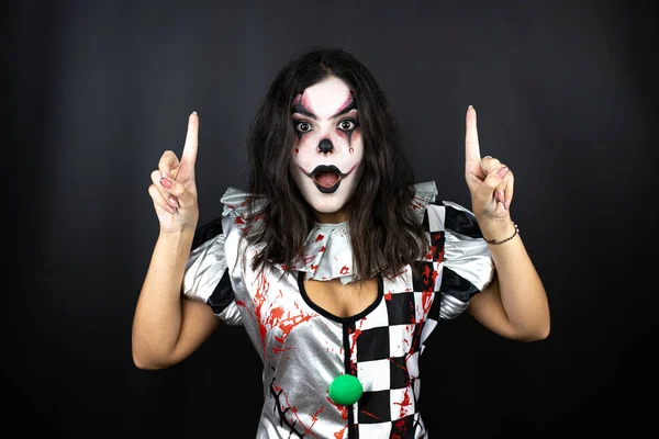 Mujer Disfraz Payaso Halloween Sobre Fondo Negro Aislado Asombrado Sorprendido — Foto de Stock