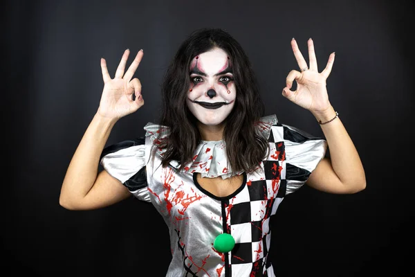 Vrouw Een Halloween Clown Kostuum Geïsoleerde Zwarte Achtergrond Doet Teken — Stockfoto