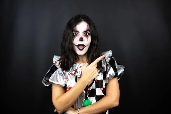 Mujer Disfraz Payaso Halloween Sobre Fondo Negro Aislado Sorprendido Señalando — Foto de Stock