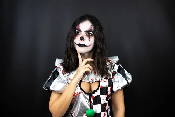 Mujer Disfraz Payaso Halloween Sobre Fondo Negro Aislado Pensando Mirando — Foto de Stock