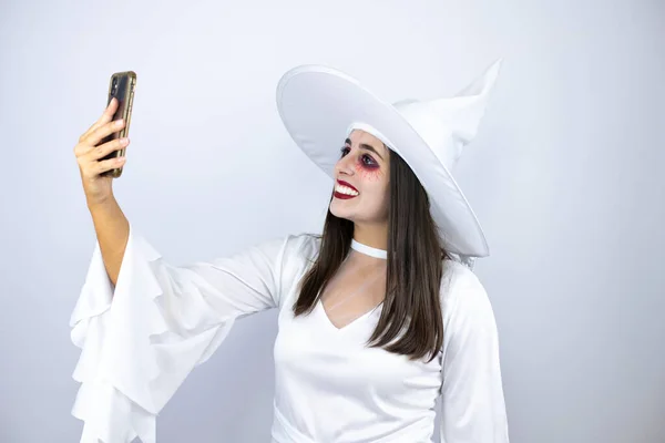 Kvinna Bär Häxa Dräkt Över Isolerad Vit Bakgrund Tar Selfie — Stockfoto