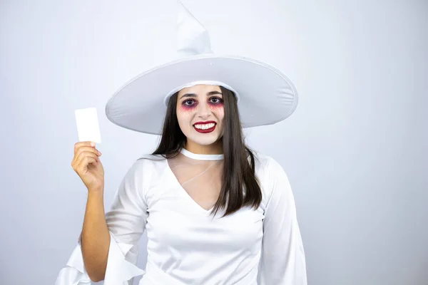 Mujer Con Traje Bruja Sobre Fondo Blanco Aislado Sonriendo Sosteniendo — Foto de Stock