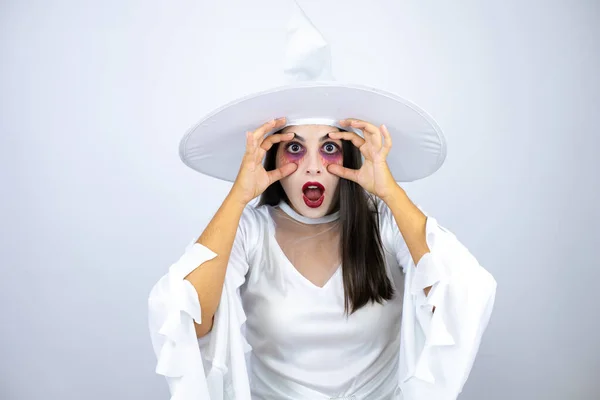 Mujer Vestida Con Traje Bruja Sobre Fondo Blanco Aislado Tratando — Foto de Stock