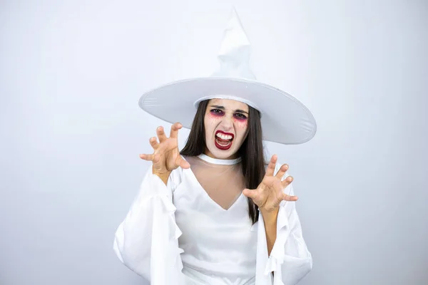 Mujer Con Traje Bruja Sobre Fondo Blanco Aislado Sonriendo Divertido — Foto de Stock