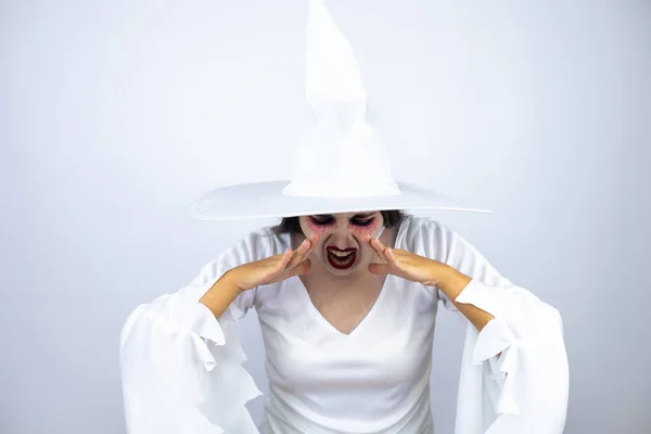 Mulher Vestindo Traje Bruxa Sobre Fundo Branco Isolado Gritando Gritando — Fotografia de Stock