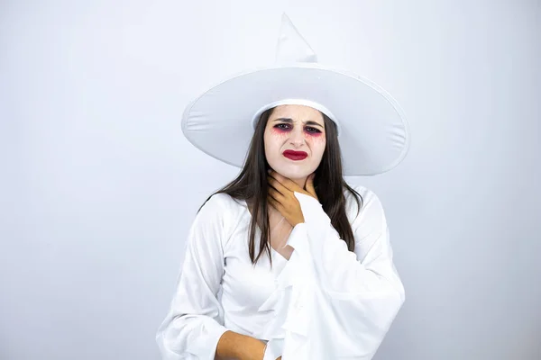 Zole Edilmiş Beyaz Arka Planda Cadı Kostümü Giyen Bir Kadın — Stok fotoğraf