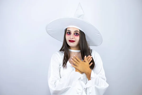 Mujer Con Traje Bruja Sobre Fondo Blanco Aislado Sonriendo Con — Foto de Stock