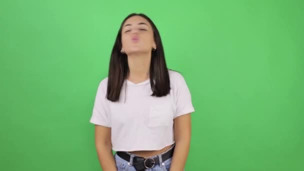 Jovem Bela Mulher Sobre Isolado Fundo Verde Muito Feliz Beijando — Vídeo de Stock