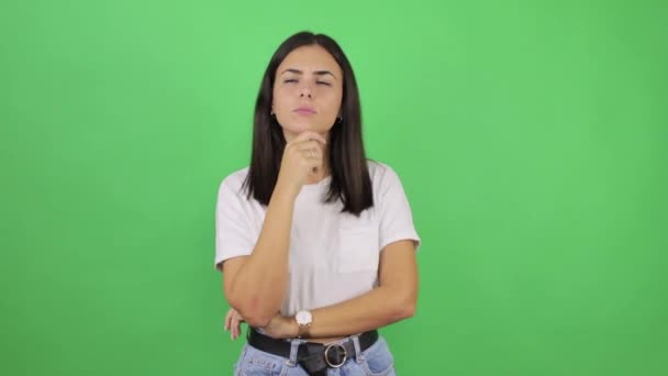 Jonge Mooie Vrouw Geïsoleerde Groene Achtergrond Kijken Naar Zijkanten Denken — Stockvideo