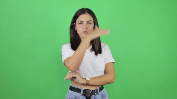 Jonge Mooie Vrouw Geïsoleerde Groene Achtergrond Kijken Ver Weg Met — Stockvideo