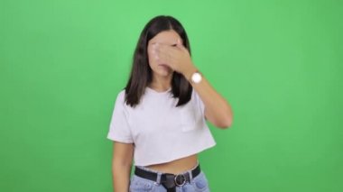 İzlemek istemiyorum! Gözlerini kapayan ve işaret eden, utangaç ve utangaç genç bir esmer..