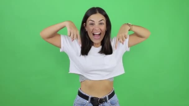 Yeşil Arka Plan Üzerinde Büyüleyici Mutlu Genç Bir Kadın Reklam — Stok video