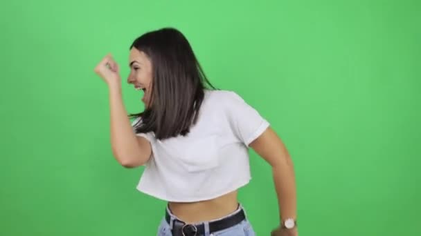 Jonge Mooie Vrouw Geïsoleerde Groene Achtergrond Springt Dansen Zingen Bewegen — Stockvideo