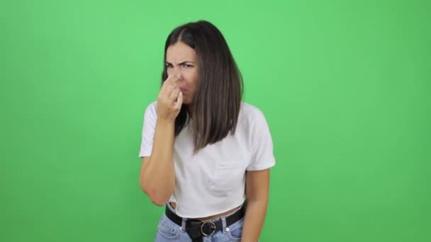 Отвращение Дурному Запаху Молодая Красивая Женщина Изолированном Зеленом Фоне Сжимает — стоковое видео