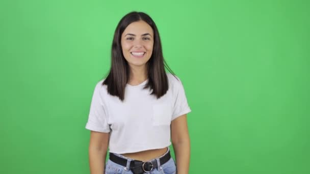 Cómo Ganar Astuta Joven Hermosa Mujer Inteligente Sobre Fondo Verde — Vídeos de Stock