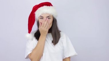  Mutlu, açık kalpli, genç, Noel Baba şapkası takan güzel bir kadın izole edilmiş beyaz arka planda öpücükler yolluyor herkese sevgi dolu güzel duygular paylaşıyor ve şefkat eksikliği, cömertlik gibi gülümseme kavramları var..