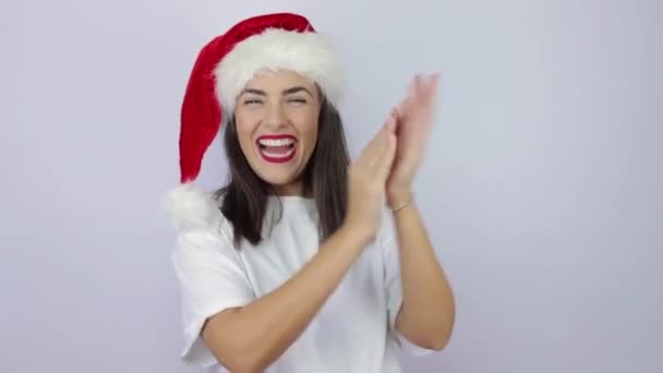 Giovane Bella Donna Che Indossa Cappello Babbo Natale Sfondo Bianco — Video Stock