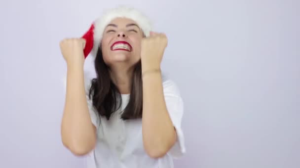 Joyeux Excité Jeune Belle Femme Portant Chapeau Père Noël Sur — Video