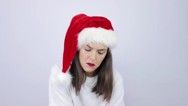 Jovem Mulher Bonita Vestindo Chapéu Papai Noel Sobre Fundo Branco — Vídeo de Stock