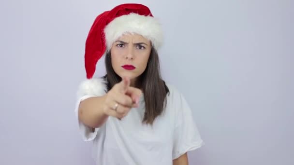 Dikkatli Katı Ciddi Genç Bir Kadın Noel Baba Şapkası Takıyor — Stok video
