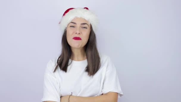 Giovane Bella Donna Che Indossa Cappello Babbo Natale Sfondo Bianco — Video Stock