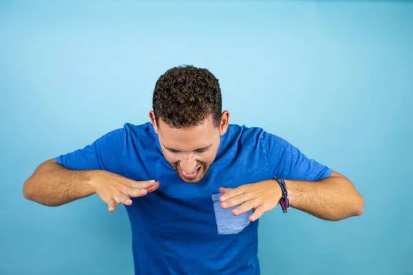 Jonge Knappe Man Draagt Blauwe Casual Shirt Geïsoleerde Blauwe Achtergrond — Stockfoto