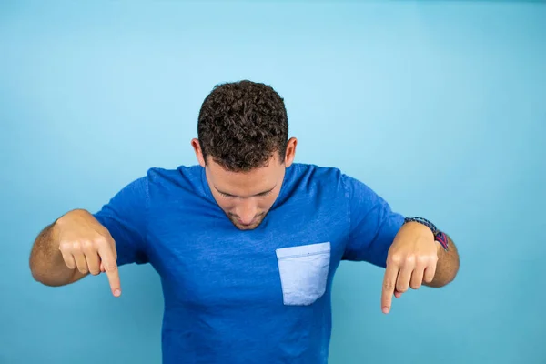 Jonge Knappe Man Draagt Blauw Casual Shirt Geïsoleerde Blauwe Achtergrond — Stockfoto