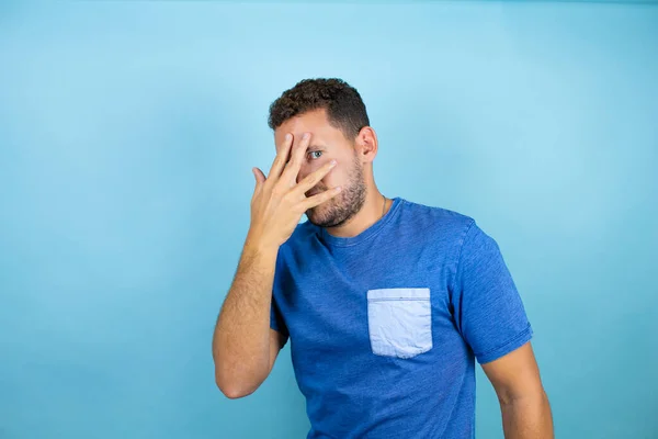 Jonge Knappe Man Draagt Blauw Casual Shirt Geïsoleerde Blauwe Achtergrond — Stockfoto
