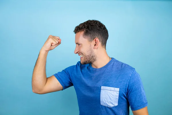 Jonge Knappe Man Draagt Blauwe Casual Shirt Geïsoleerde Blauwe Achtergrond — Stockfoto