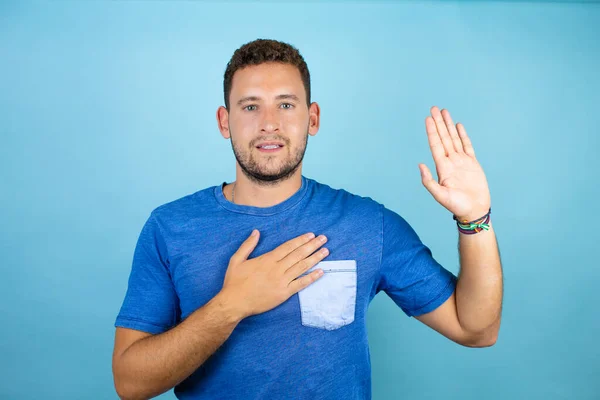 Giovane Bell Uomo Indossa Blu Casual Shirt Isolato Sfondo Blu — Foto Stock