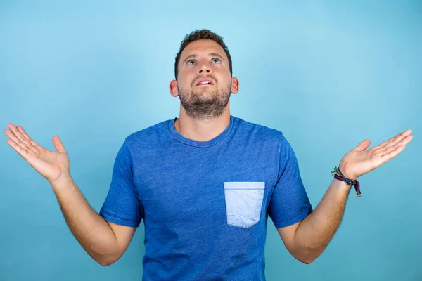 Giovane Bell Uomo Che Indossa Blu Casual Shirt Isolato Sfondo — Foto Stock