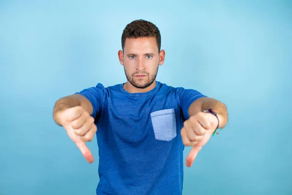 Giovane Bell Uomo Indossa Blu Casual Shirt Sfondo Blu Isolato — Foto Stock