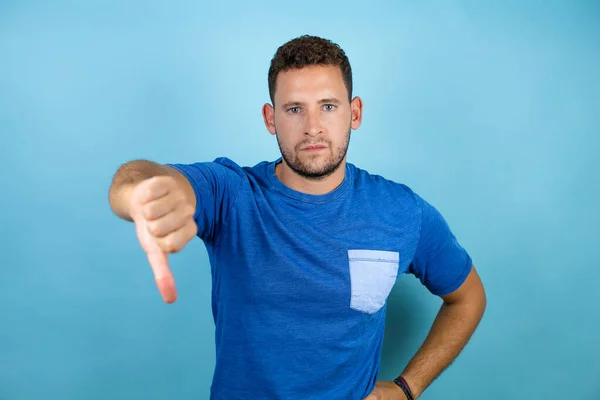 Jonge Knappe Man Draagt Blauw Casual Shirt Geïsoleerde Blauwe Achtergrond — Stockfoto