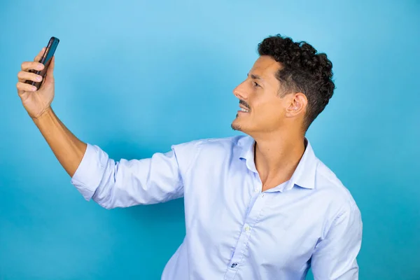 Junger Gutaussehender Mann Mit Blauem Hemd Vor Isoliertem Blauen Hintergrund — Stockfoto