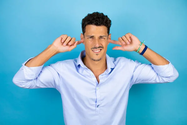 Joven Hombre Guapo Con Camisa Azul Sobre Fondo Azul Aislado — Foto de Stock