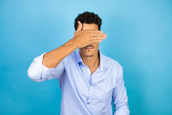 Junger Gutaussehender Mann Trägt Blaues Hemd Über Blauem Hintergrund Und — Stockfoto