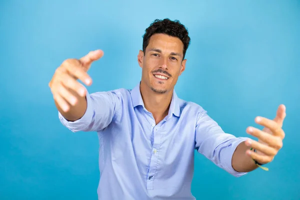 Jonge Knappe Man Draagt Blauw Shirt Geïsoleerde Blauwe Achtergrond Kijkend — Stockfoto