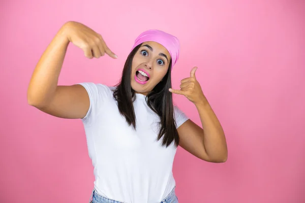 Young Beautiful Woman Wearing Pink Headscarf Isolated Pink Background Doing — Stock Photo, Image