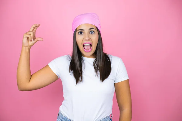 Jonge Mooie Vrouw Draagt Roze Hoofddoek Geïsoleerde Roze Achtergrond Glimlachend — Stockfoto