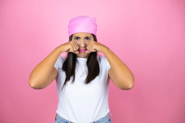 Mujer Hermosa Joven Con Pañuelo Rosa Sobre Fondo Rosa Aislado — Foto de Stock