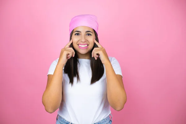 Jonge Mooie Vrouw Dragen Roze Hoofddoek Geïsoleerde Roze Achtergrond Glimlachen — Stockfoto